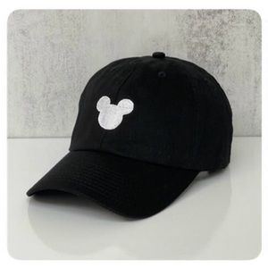 BLACK BASEBALL CAP WITH WHITE EMBROIDERED MOUSE (Disney)